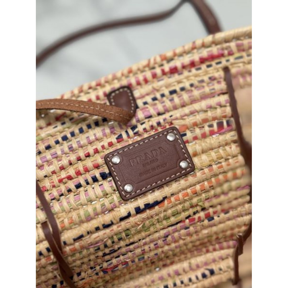 カラフル ナチュラル PRADA プラダ コピー トートバッグ マルチカラーラフィア 編み込みデザイン 台形シルエット レザーハンドル 三角ロゴ 軽量 大容量
