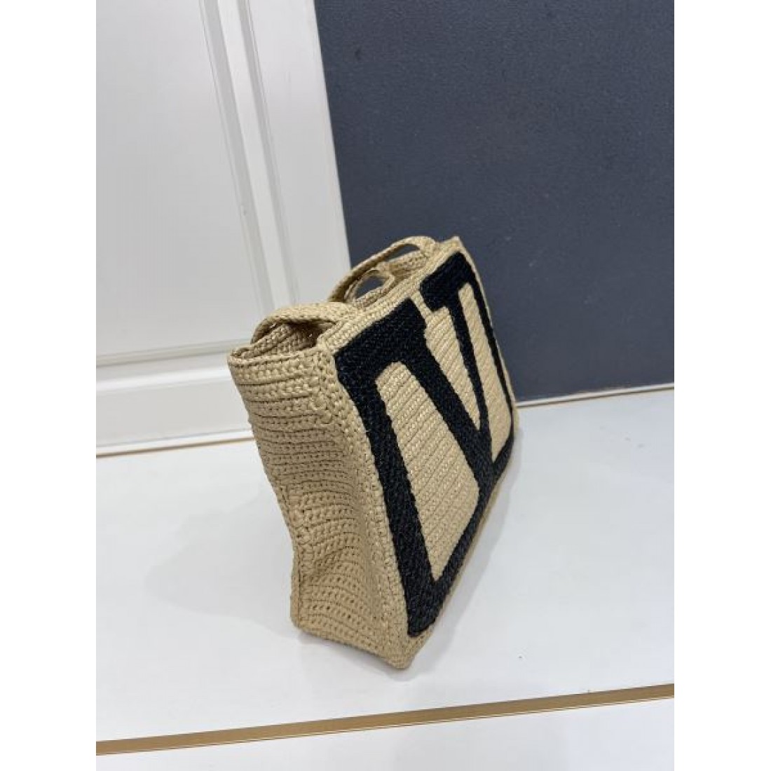 ナチュラル 上品 VALENTINO ヴァレンティノ コピー トートバッグ ラフィア編み ワイドスクエア ビッグVロゴデザイン 軽量素材 大容量 リゾートスタイル
