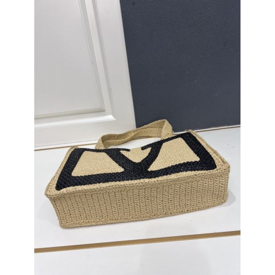 ナチュラル 上品 VALENTINO ヴァレンティノ コピー トートバッグ ラフィア編み ワイドスクエア ビッグVロゴデザイン 軽量素材 大容量 リゾートスタイル