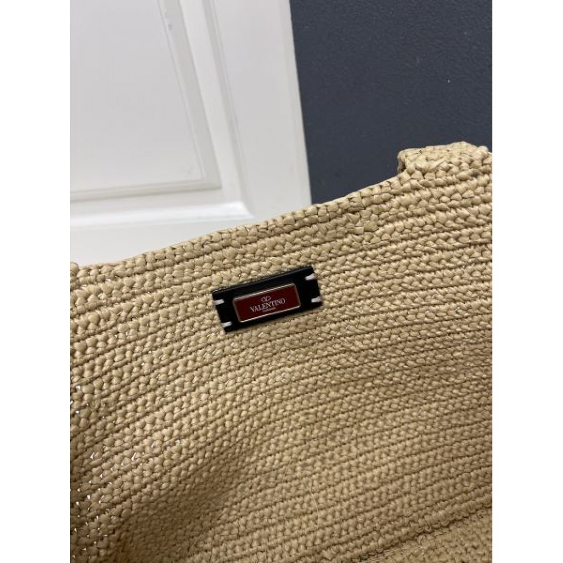 ナチュラル 上品 VALENTINO ヴァレンティノ コピー トートバッグ ラフィア編み ワイドスクエア ビッグVロゴデザイン 軽量素材 大容量 リゾートスタイル