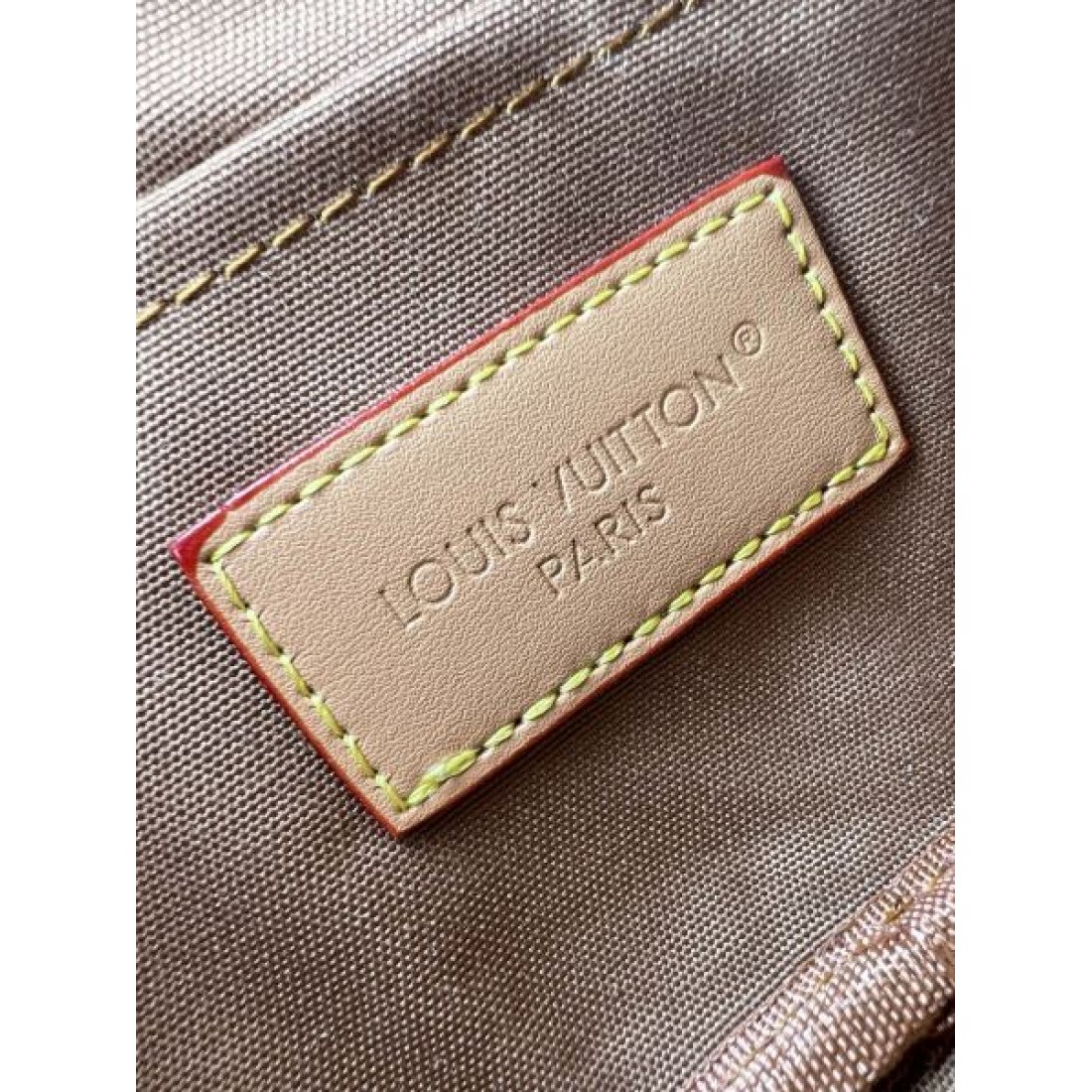 トレンド 高級感 Louis Vuitton ルイヴィトン コピー クロスボディバッグ モノグラムパターン ミニバッグ ファスナー開閉 コンパクト収納 日常万能