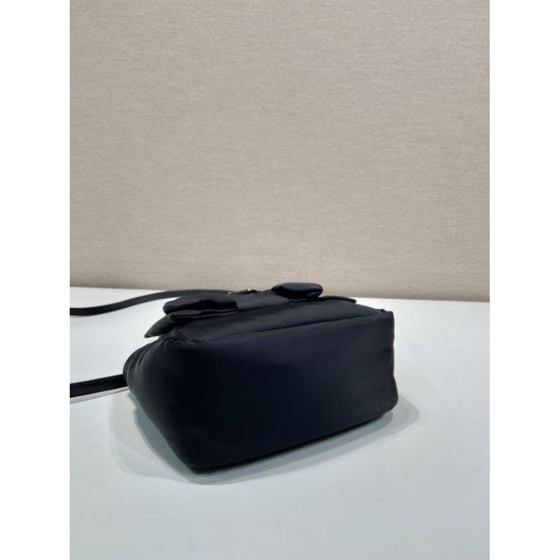 シンプル 洗練 PRADA プラダ コピー バッグ コンパクトハンドバッグ ナイロンボディ リボンディテール ロゴプレート 取り外し可能ストラップ 日常万能