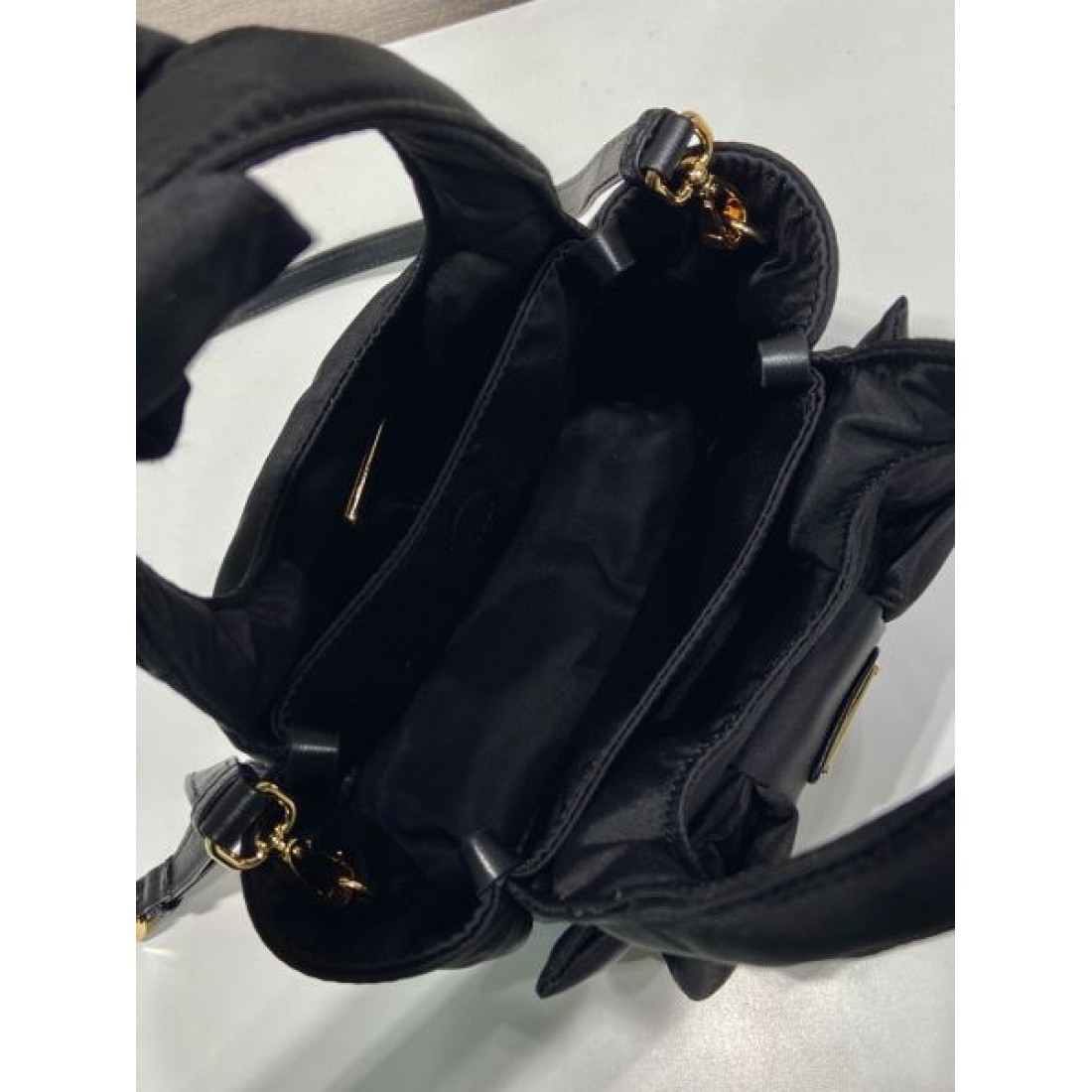 シンプル 洗練 PRADA プラダ コピー バッグ コンパクトハンドバッグ ナイロンボディ リボンディテール ロゴプレート 取り外し可能ストラップ 日常万能