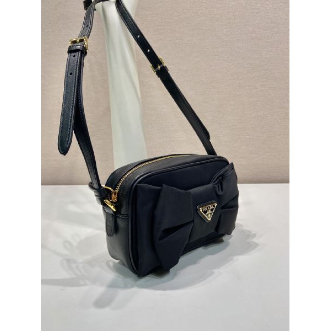 モード 上品 PRADA プラダ コピー ショルダーバッグ ナイロン素材 コンパクトスクエア リボンデザイン 三角ロゴ ゴールド金具 軽量 斜め掛け対応