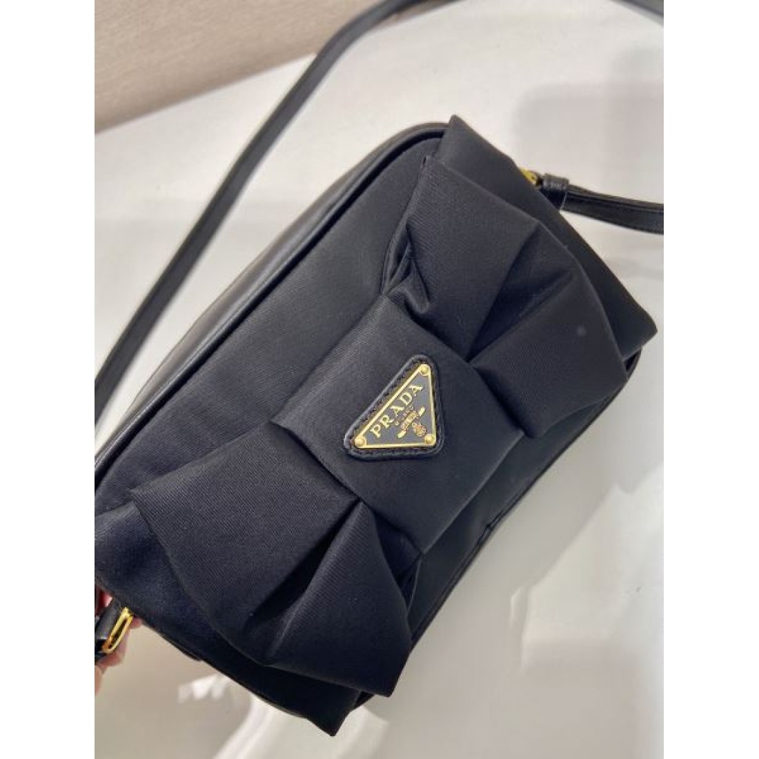 モード 上品 PRADA プラダ コピー ショルダーバッグ ナイロン素材 コンパクトスクエア リボンデザイン 三角ロゴ ゴールド金具 軽量 斜め掛け対応