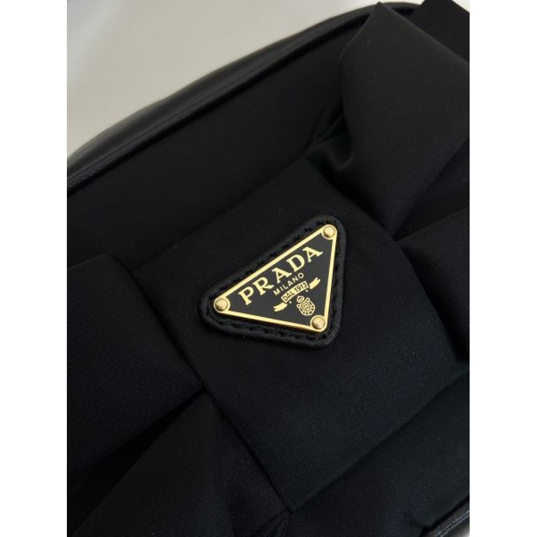 モード 上品 PRADA プラダ コピー ショルダーバッグ ナイロン素材 コンパクトスクエア リボンデザイン 三角ロゴ ゴールド金具 軽量 斜め掛け対応