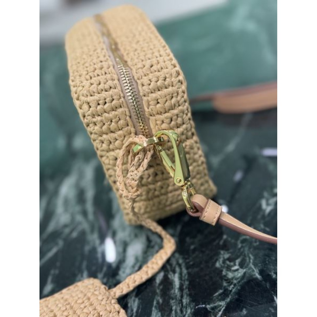 トレンド リゾート PRADA プラダ コピー クロスボディバッグ ラフィア編み 横型デザイン ファスナー開閉 ロゴアクセント コンパクトサイズ 夏コーデ