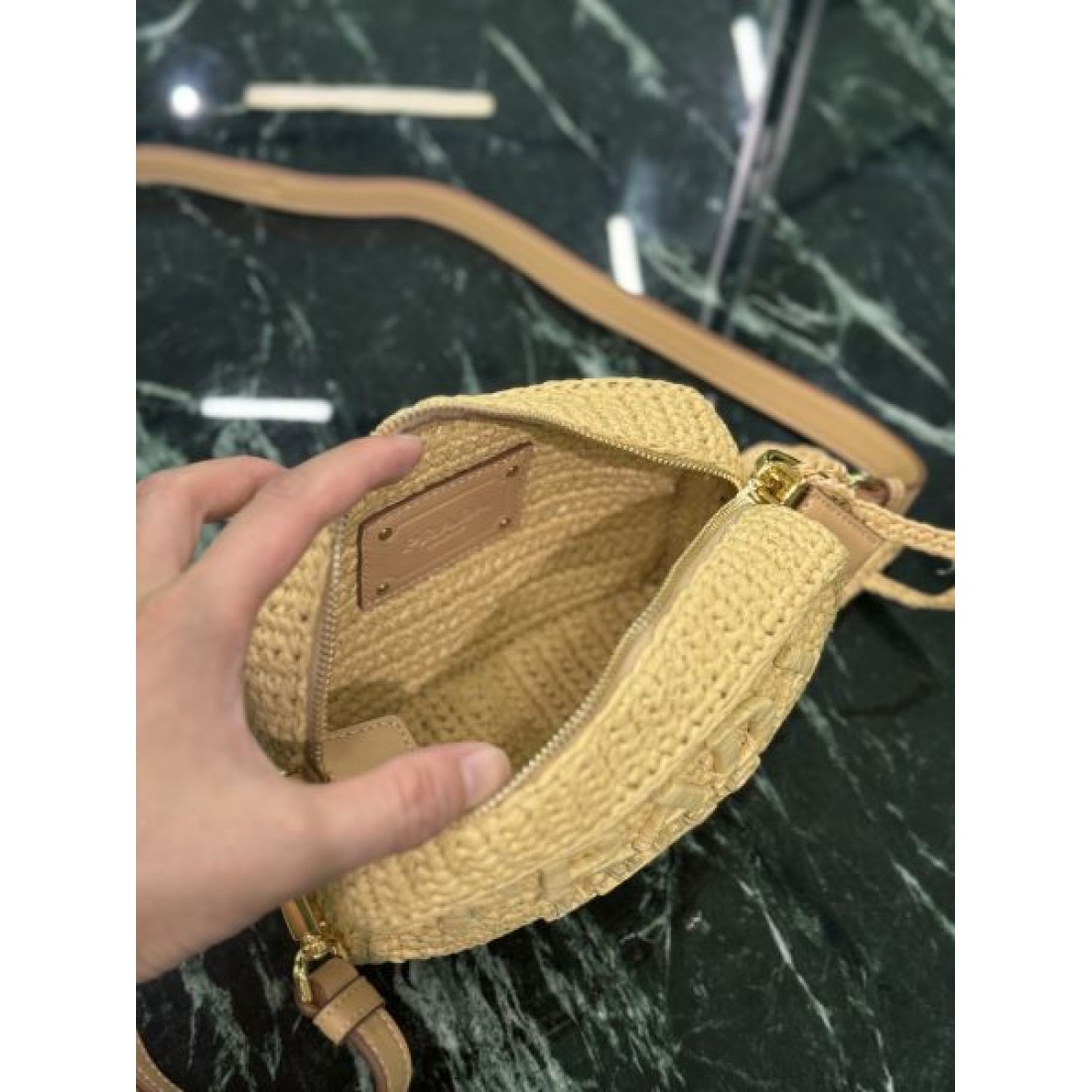 トレンド リゾート PRADA プラダ コピー クロスボディバッグ ラフィア編み 横型デザイン ファスナー開閉 ロゴアクセント コンパクトサイズ 夏コーデ