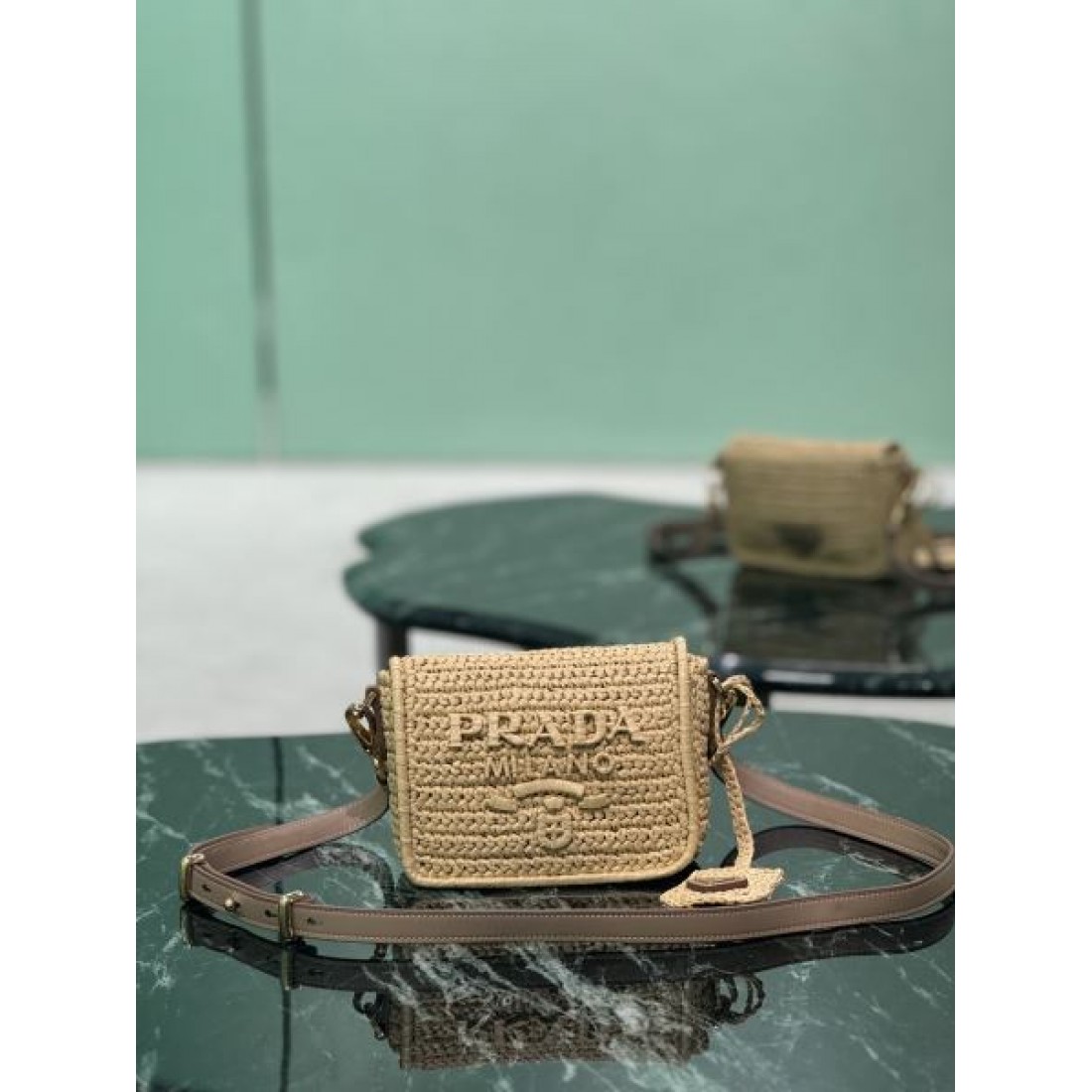 トレンド リゾート PRADA プラダ コピー クロスボディバッグ ラフィア編み ミニサイズ ファスナー開閉 ロゴデザイン コンパクト収納 夏コーデ