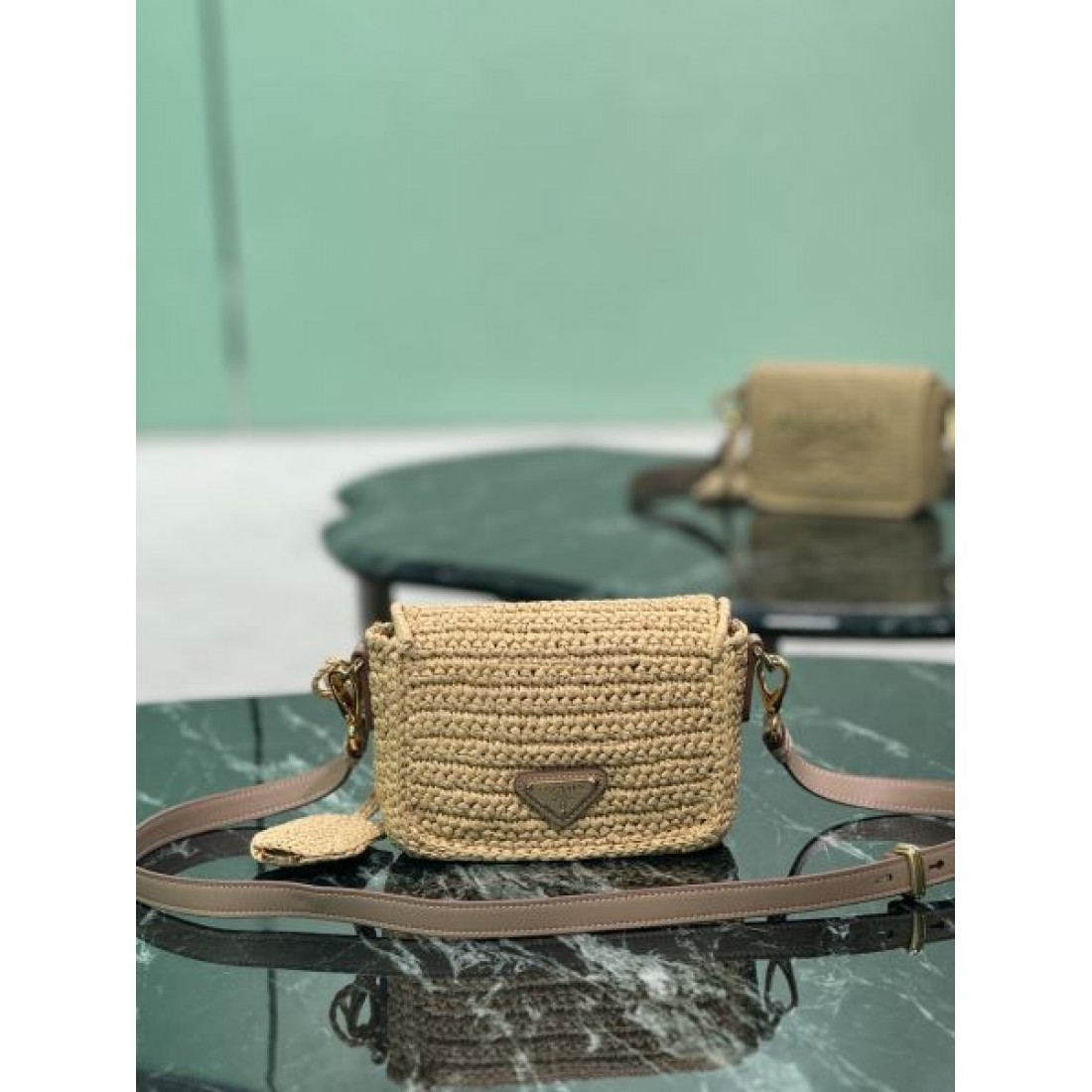 トレンド リゾート PRADA プラダ コピー クロスボディバッグ ラフィア編み ミニサイズ ファスナー開閉 ロゴデザイン コンパクト収納 夏コーデ