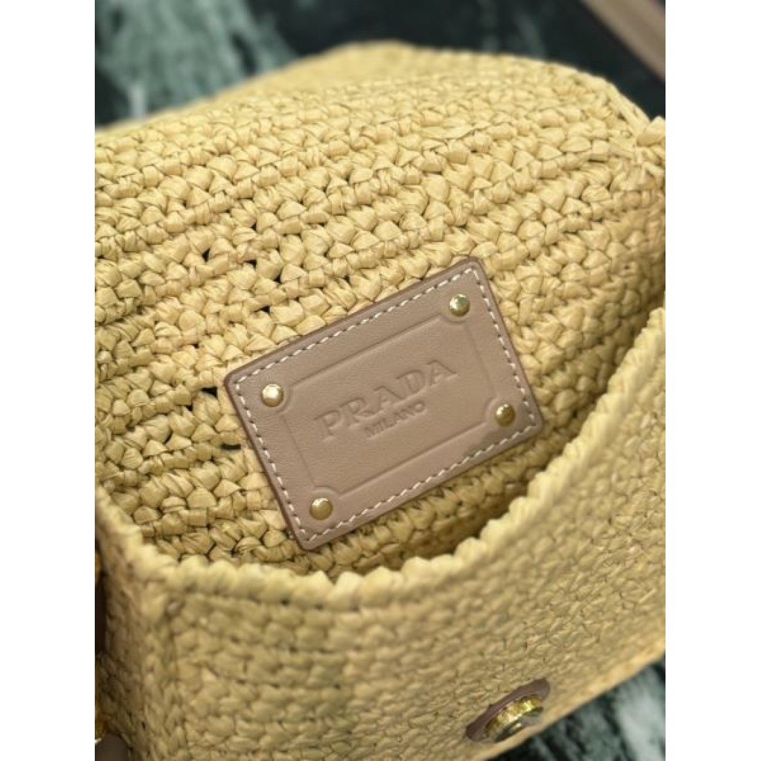 トレンド リゾート PRADA プラダ コピー クロスボディバッグ ラフィア編み ミニサイズ ファスナー開閉 ロゴデザイン コンパクト収納 夏コーデ