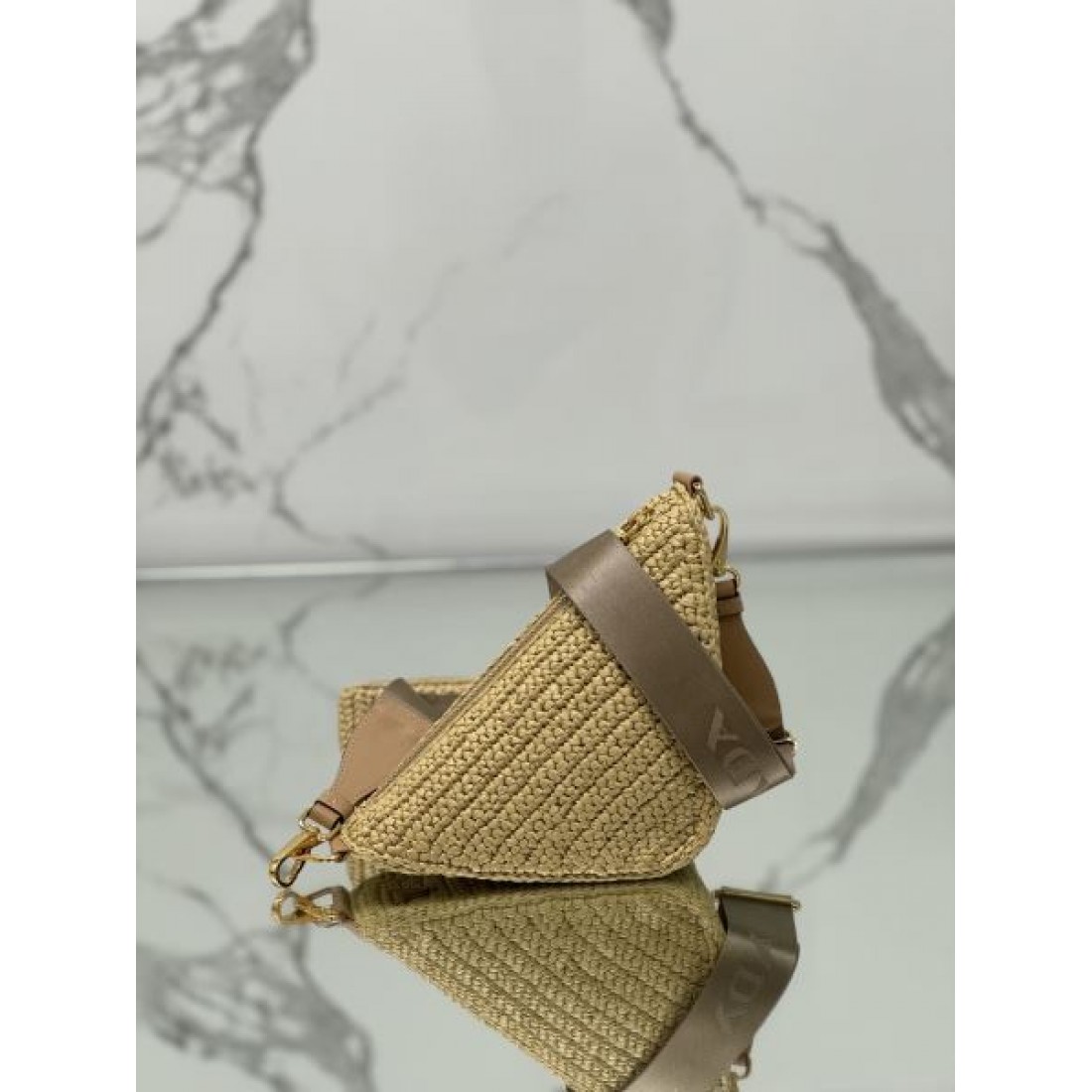 個性 モード PRADA プラダ コピー ミニショルダーバッグ 三角フォルム ラフィア編み ロゴ刺繍 コンパクト設計 レザーストラップ 軽量デザイン