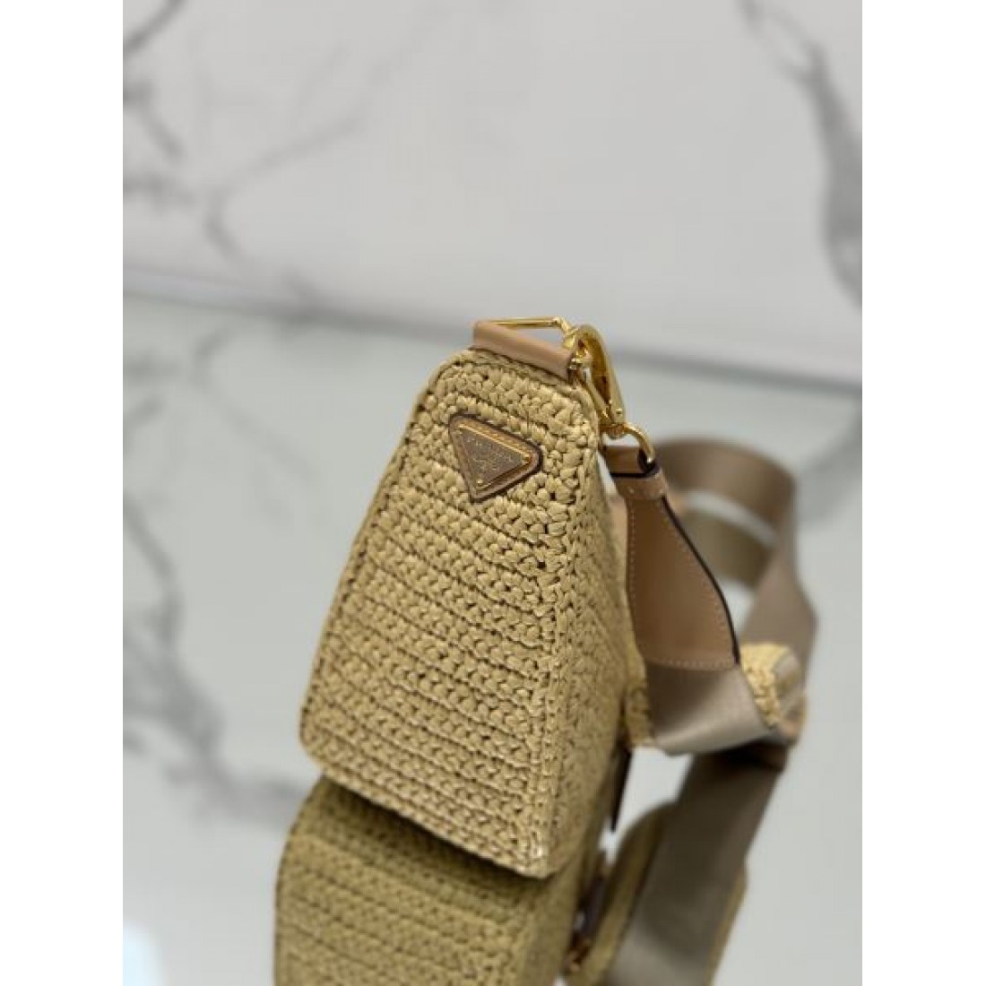 個性 モード PRADA プラダ コピー ミニショルダーバッグ 三角フォルム ラフィア編み ロゴ刺繍 コンパクト設計 レザーストラップ 軽量デザイン