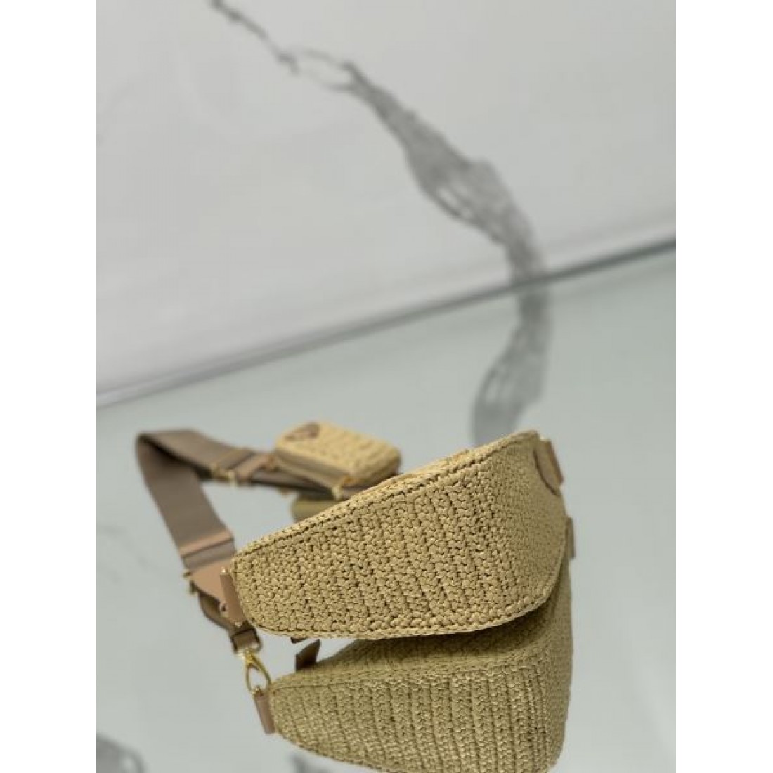 個性 モード PRADA プラダ コピー ミニショルダーバッグ 三角フォルム ラフィア編み ロゴ刺繍 コンパクト設計 レザーストラップ 軽量デザイン