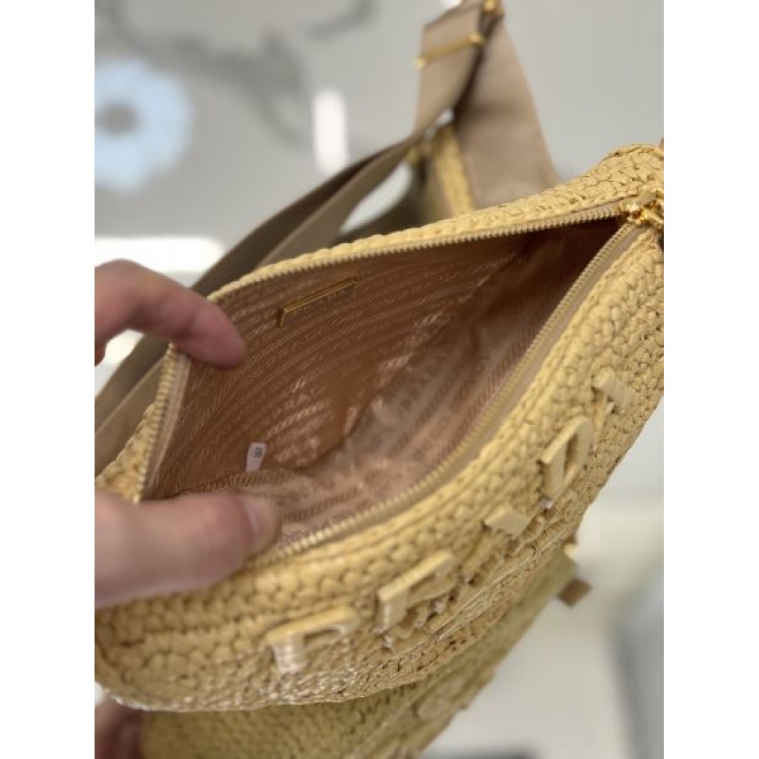 個性 モード PRADA プラダ コピー ミニショルダーバッグ 三角フォルム ラフィア編み ロゴ刺繍 コンパクト設計 レザーストラップ 軽量デザイン