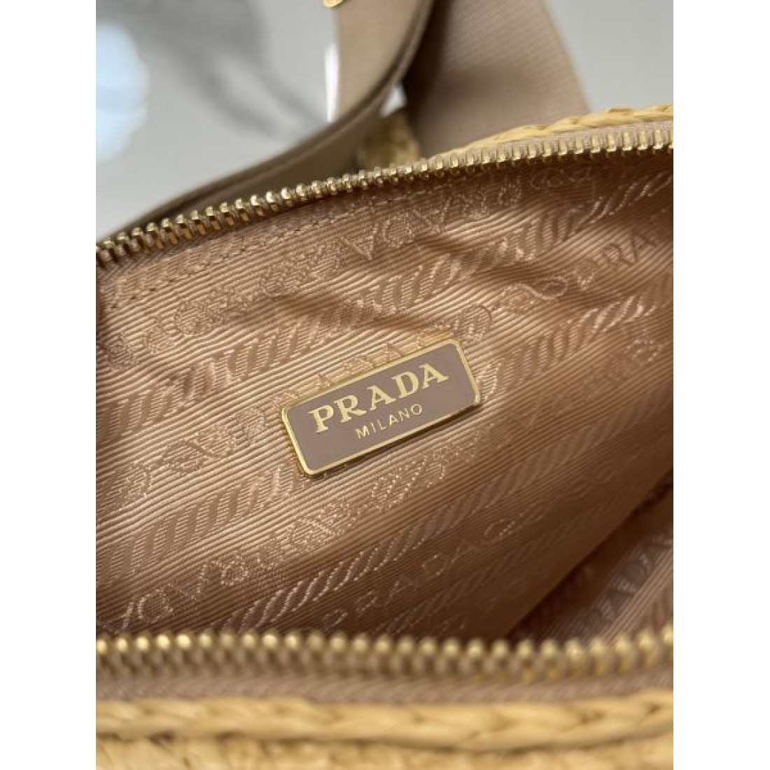 個性 モード PRADA プラダ コピー ミニショルダーバッグ 三角フォルム ラフィア編み ロゴ刺繍 コンパクト設計 レザーストラップ 軽量デザイン