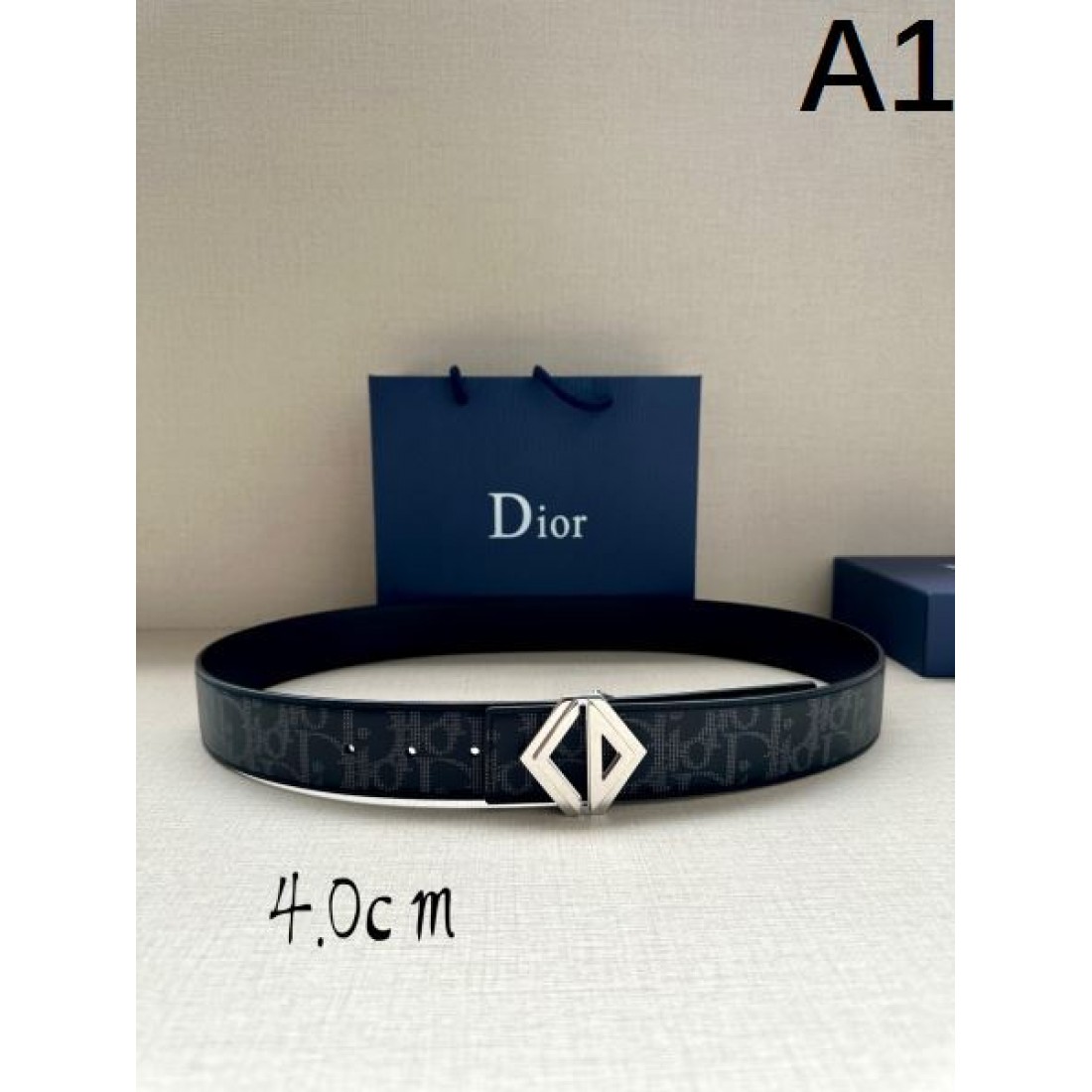 クリーン配色 Christian Dior クリスチャンディオール コピー ベルト ホワイト系モノグラム CDバックル シンプル構成 軽やかな雰囲気
