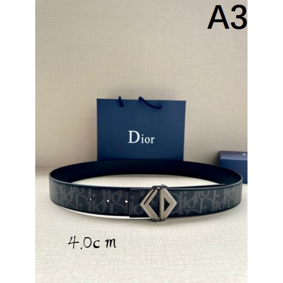 クリーン配色 Christian Dior クリスチャンディオール コピー ベルト ホワイト系モノグラム CDバックル シンプル構成 軽やかな雰囲気