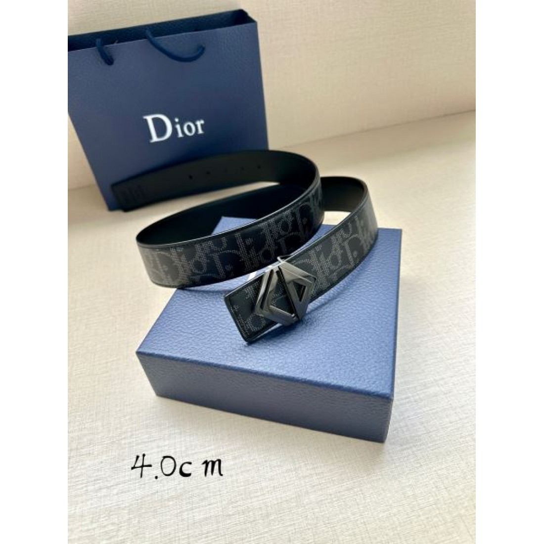 クリーン配色 Christian Dior クリスチャンディオール コピー ベルト ホワイト系モノグラム CDバックル シンプル構成 軽やかな雰囲気