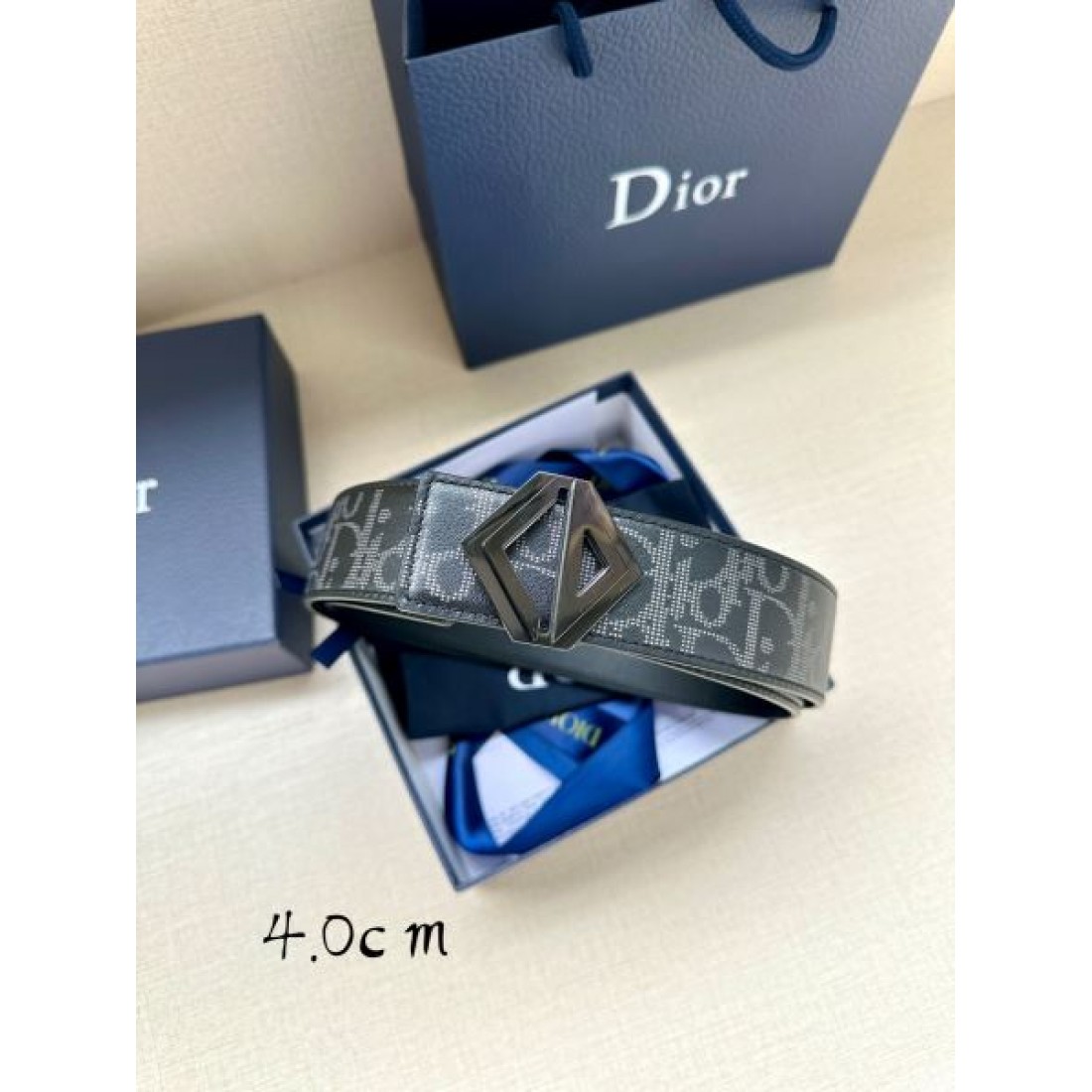 クリーン配色 Christian Dior クリスチャンディオール コピー ベルト ホワイト系モノグラム CDバックル シンプル構成 軽やかな雰囲気