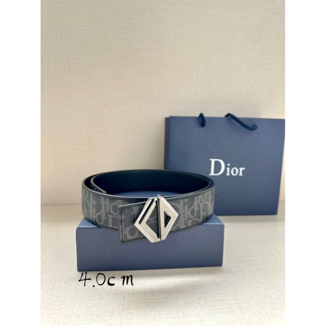 クリーン配色 Christian Dior クリスチャンディオール コピー ベルト ホワイト系モノグラム CDバックル シンプル構成 軽やかな雰囲気