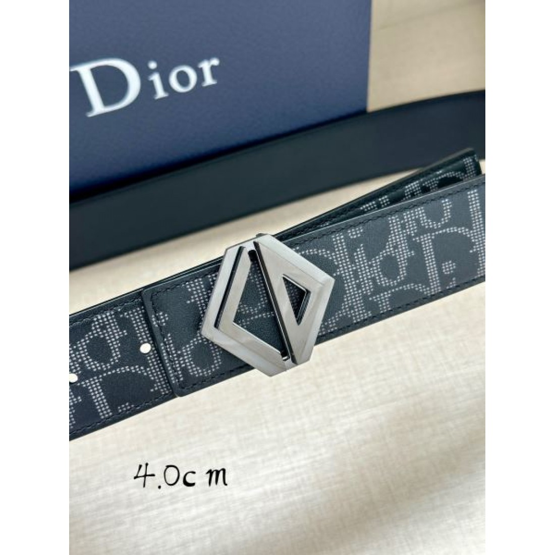クリーン配色 Christian Dior クリスチャンディオール コピー ベルト ホワイト系モノグラム CDバックル シンプル構成 軽やかな雰囲気