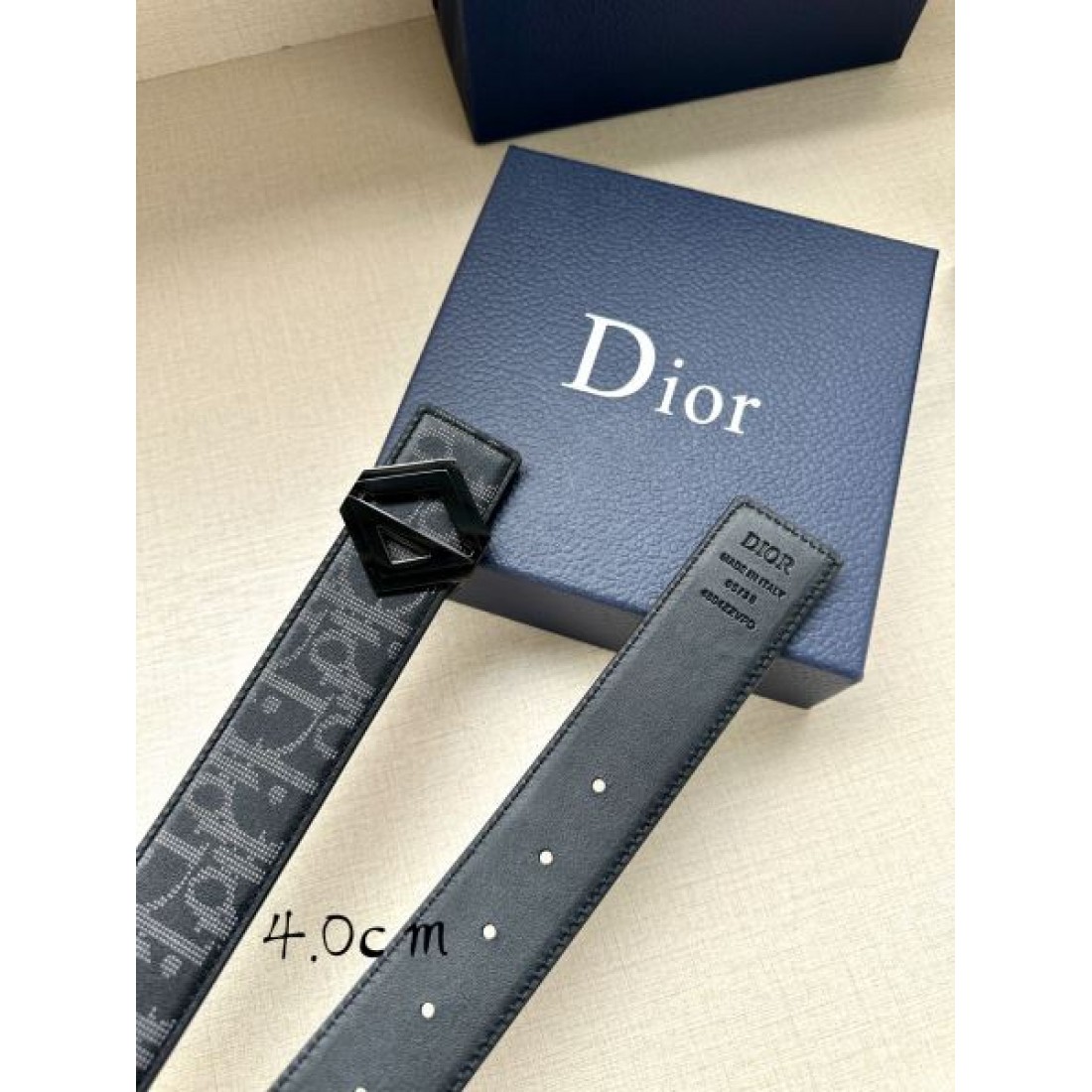 クリーン配色 Christian Dior クリスチャンディオール コピー ベルト ホワイト系モノグラム CDバックル シンプル構成 軽やかな雰囲気