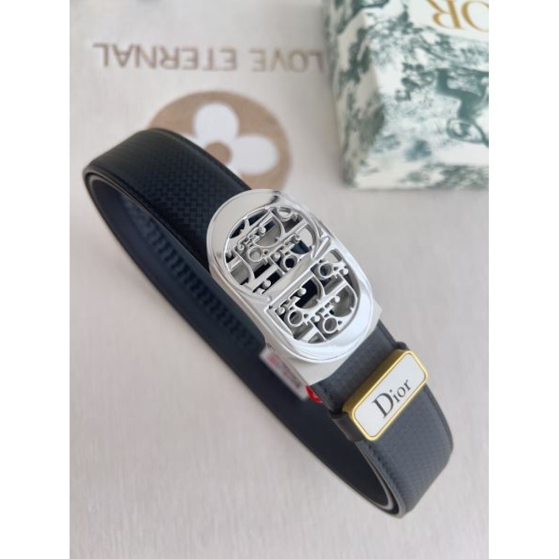 ダークバックル Christian Dior クリスチャンディオール コピー ベルト グレーパターン ブラックCD金具 引き締まった印象