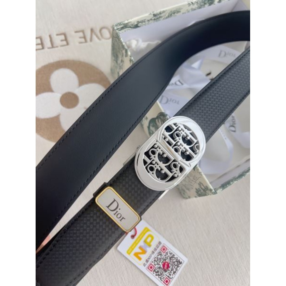 ダークバックル Christian Dior クリスチャンディオール コピー ベルト グレーパターン ブラックCD金具 引き締まった印象