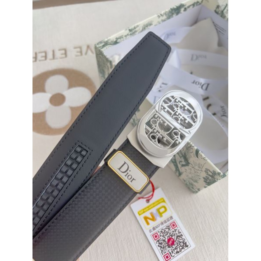 ダークバックル Christian Dior クリスチャンディオール コピー ベルト グレーパターン ブラックCD金具 引き締まった印象
