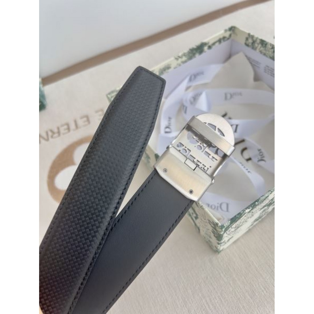 ダークバックル Christian Dior クリスチャンディオール コピー ベルト グレーパターン ブラックCD金具 引き締まった印象