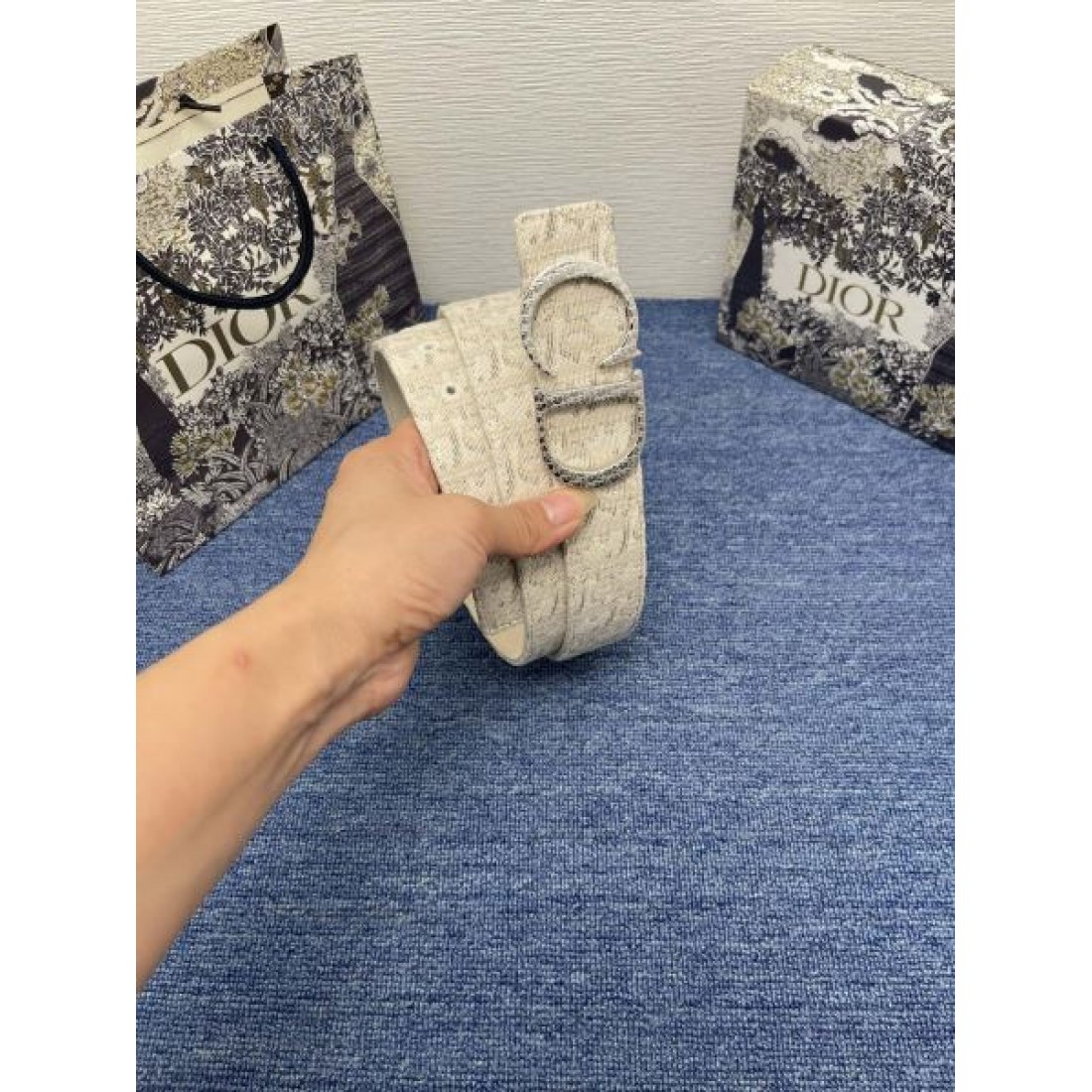 メタルアクセント Christian Dior クリスチャンディオール コピー ベルト グレー総柄 ゴールドCDバックル コントラスト際立つデザイン