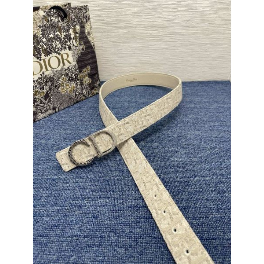 メタルアクセント Christian Dior クリスチャンディオール コピー ベルト グレー総柄 ゴールドCDバックル コントラスト際立つデザイン
