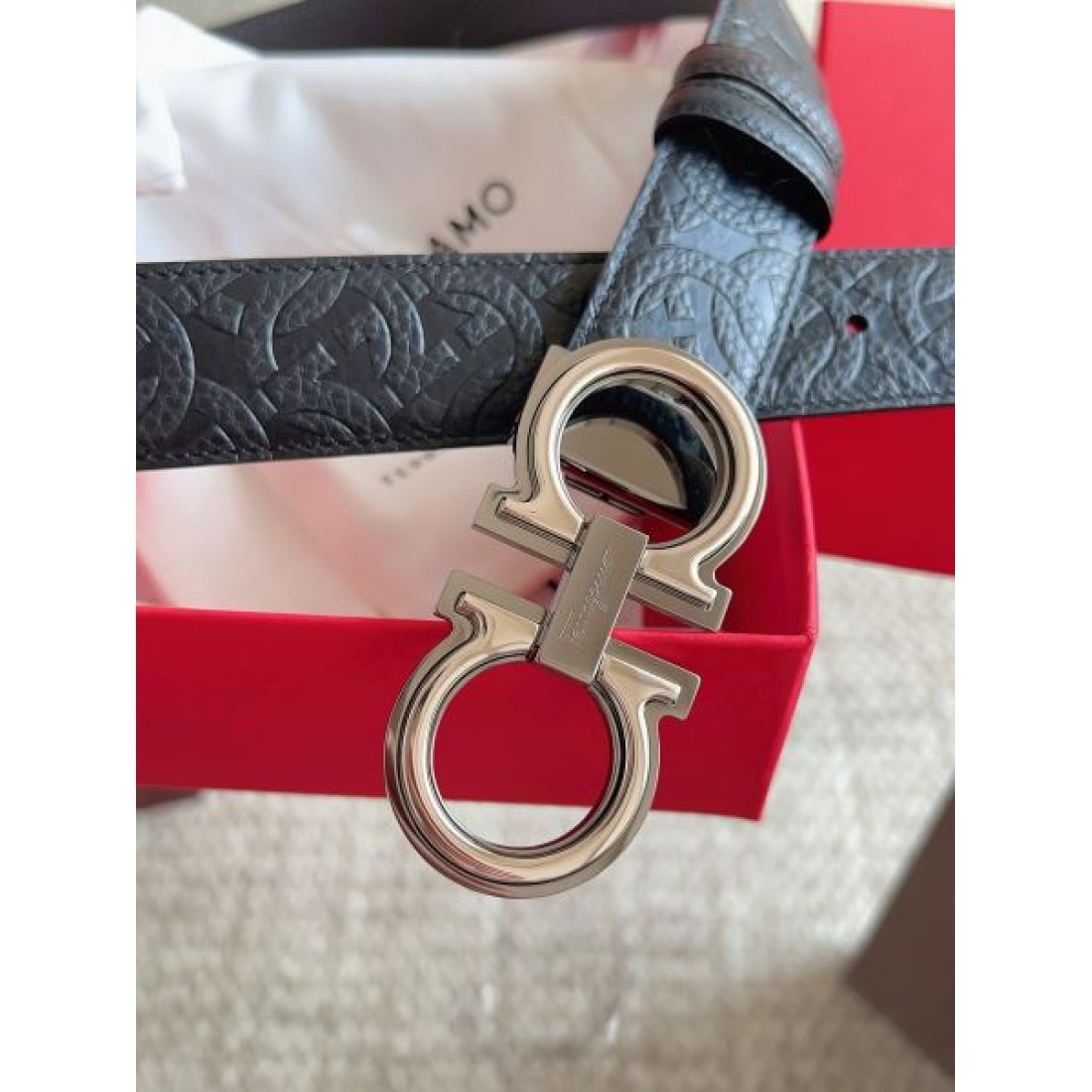 ガンチーニバックル アラベスク調 エンボス Ferragamo フェラガモ コピー ベルト モード感