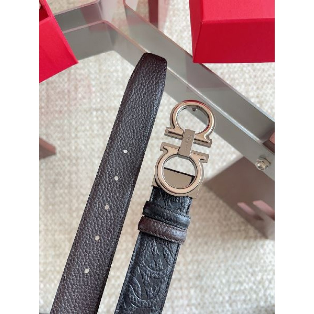 ガンチーニバックル アラベスク調 エンボス Ferragamo フェラガモ コピー ベルト モード感