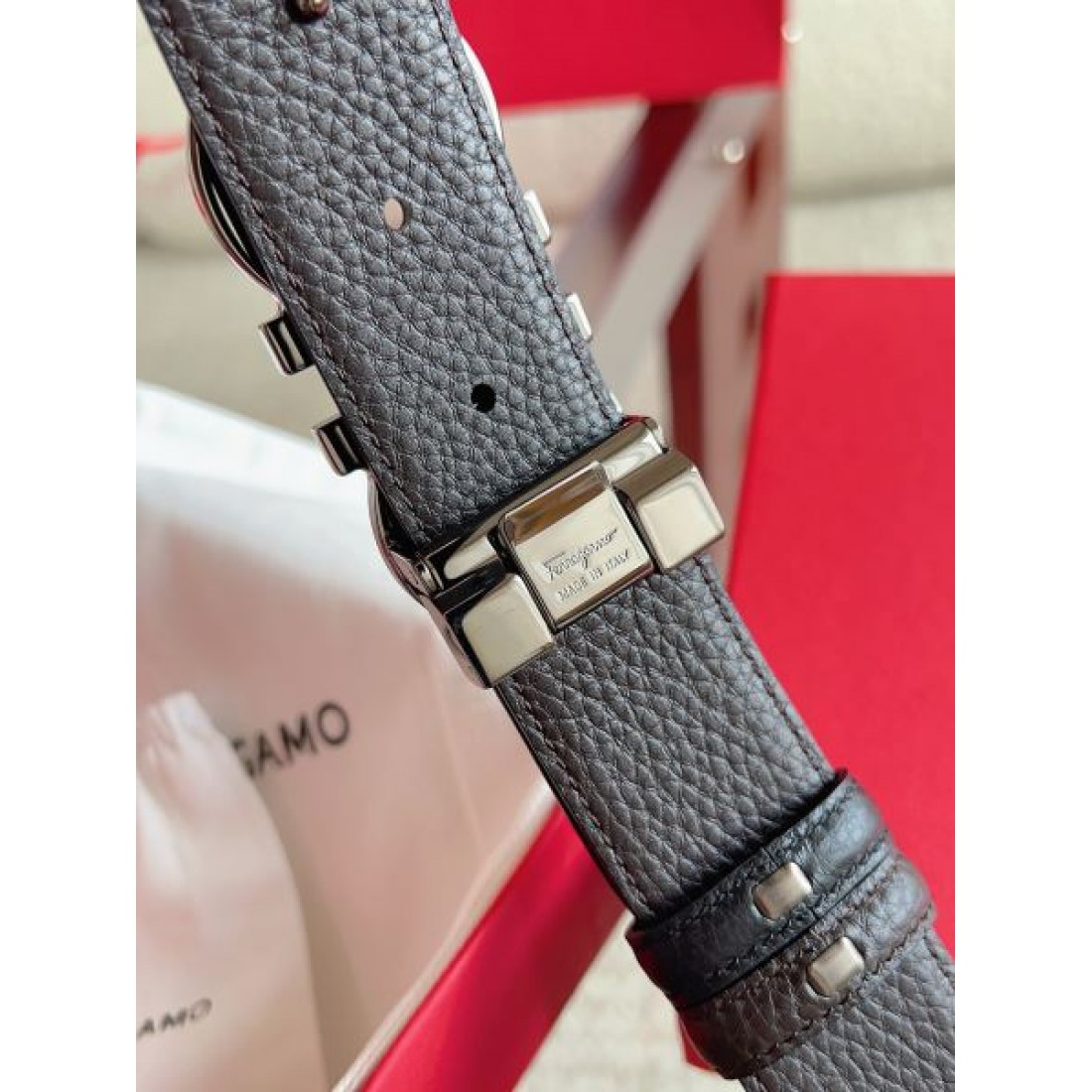 ガンチーニバックル アラベスク調 エンボス Ferragamo フェラガモ コピー ベルト モード感