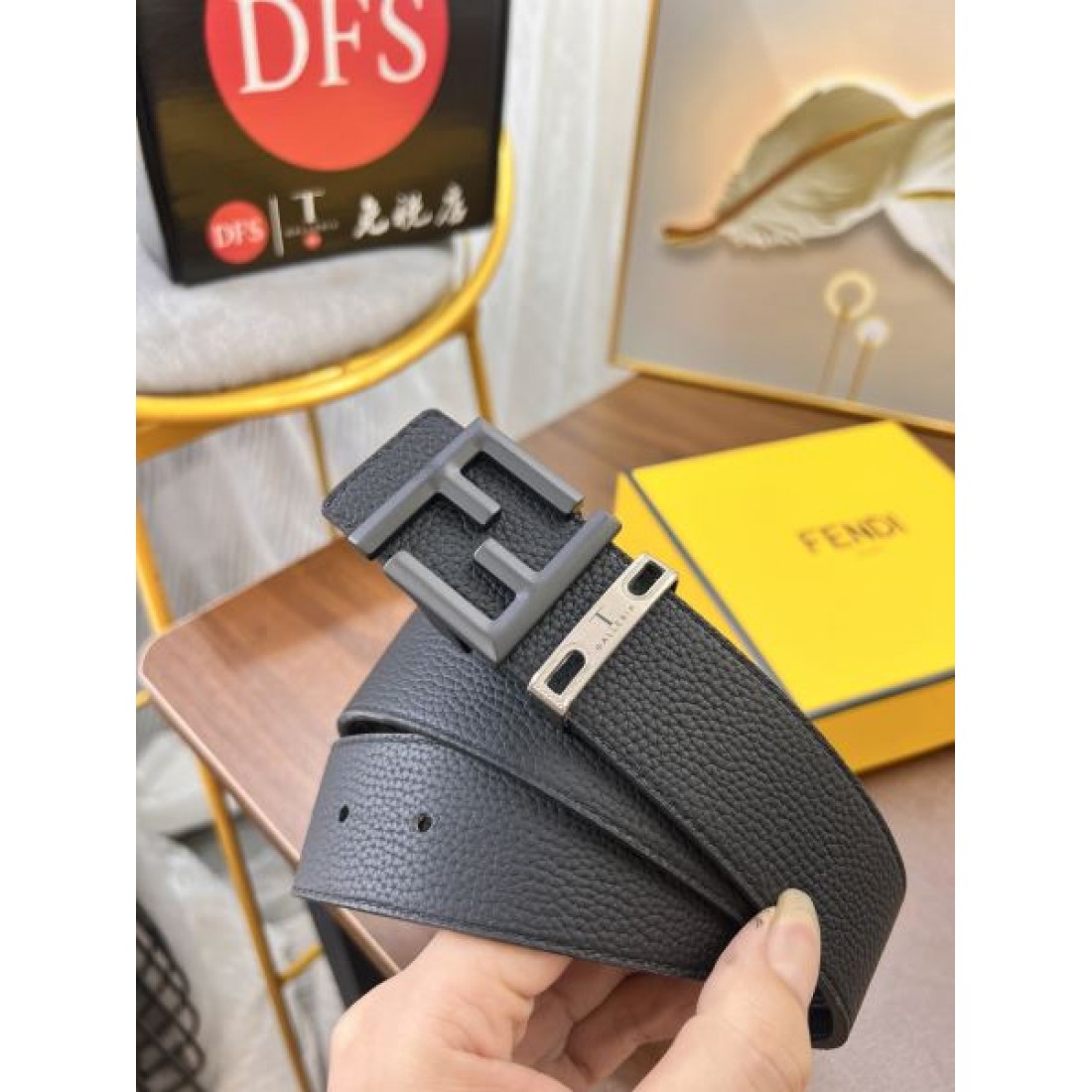 クラシックFF FENDI フェンディ コピー ベルト ブラック×ゴールド配色 アイコンバックル コーデ映えする存在感演出