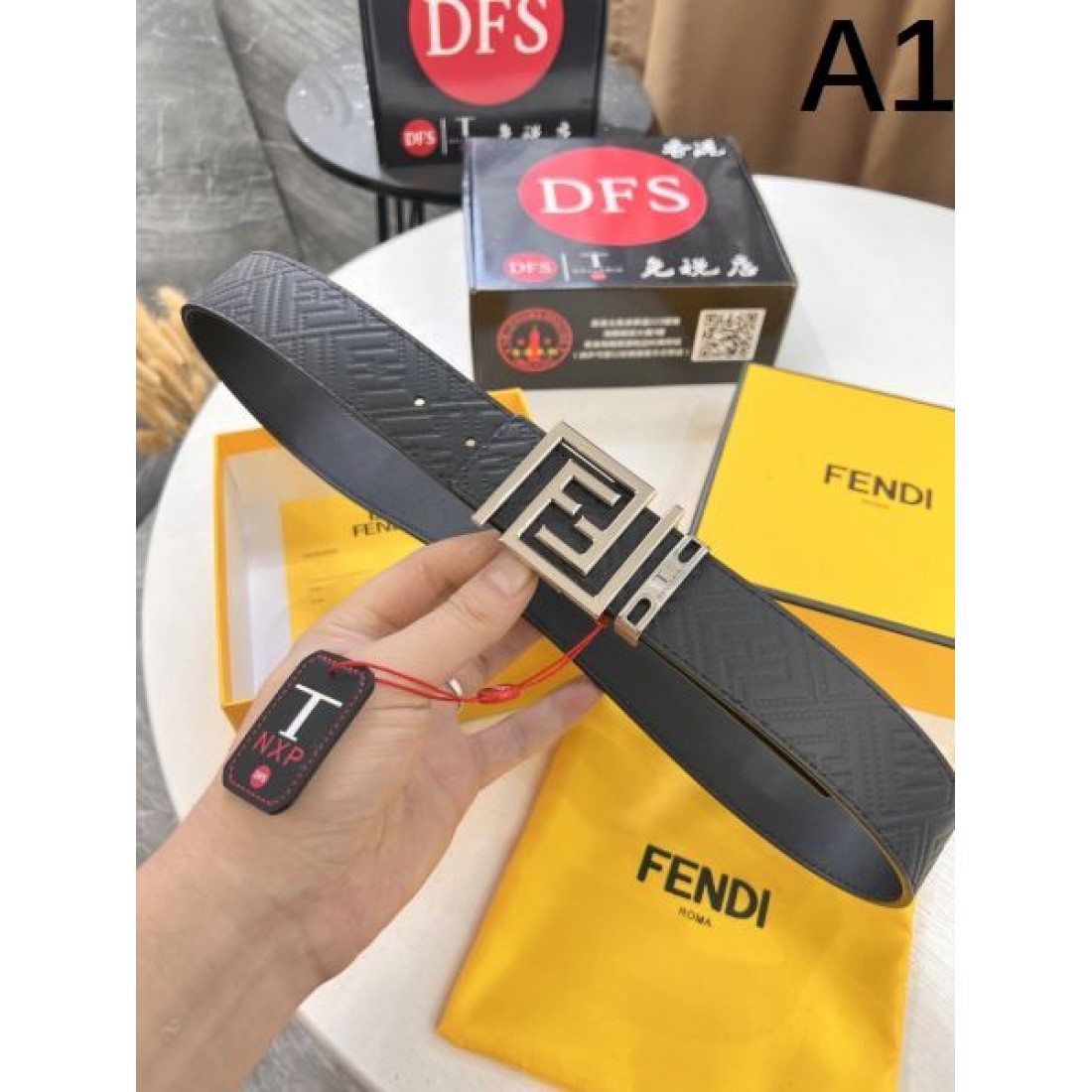 モノグラム型押し FENDI フェンディ コピー レザーベルト ブラックベース FFバックルアクセント モード感漂うデザイン