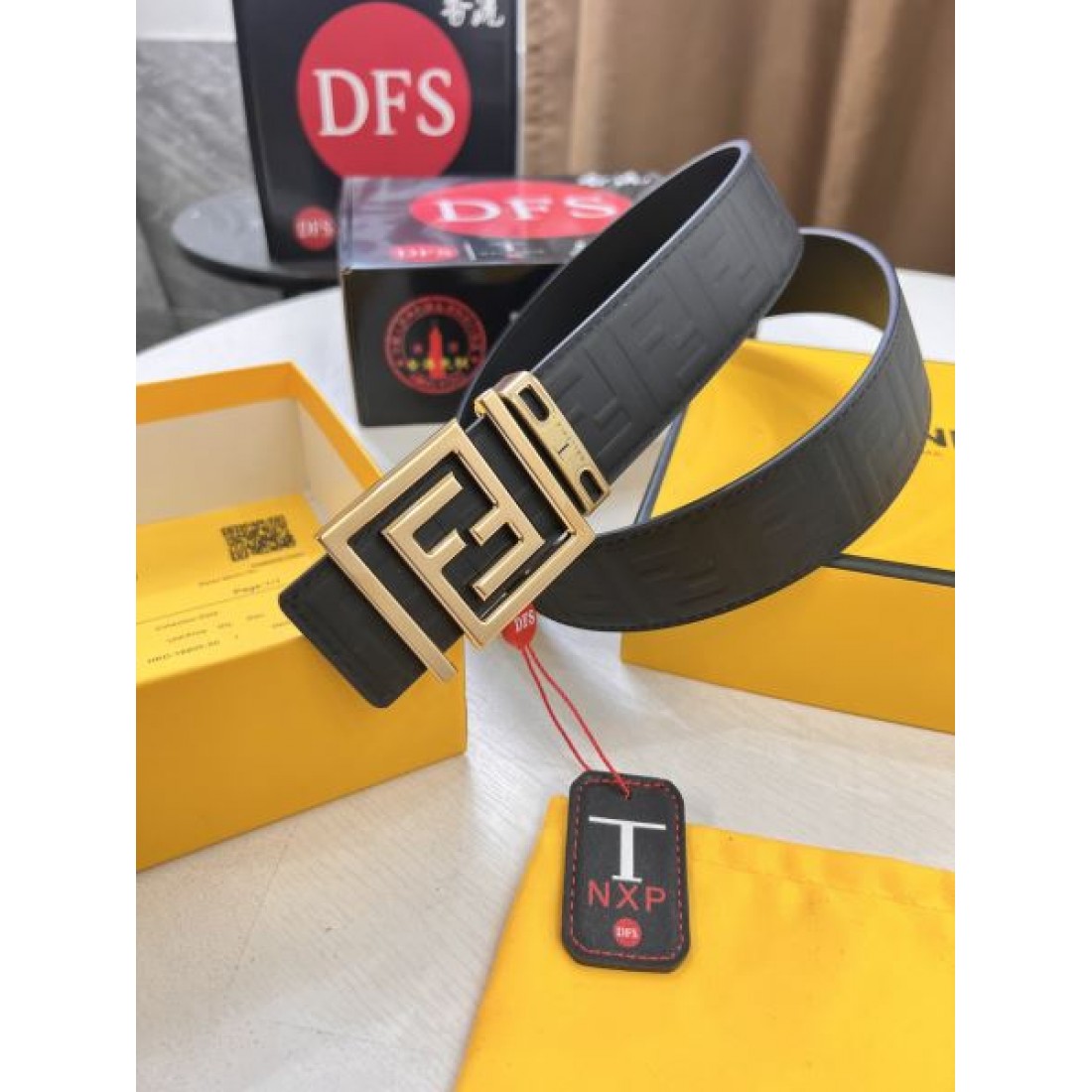 モノグラム型押し FENDI フェンディ コピー レザーベルト ブラックベース FFバックルアクセント モード感漂うデザイン