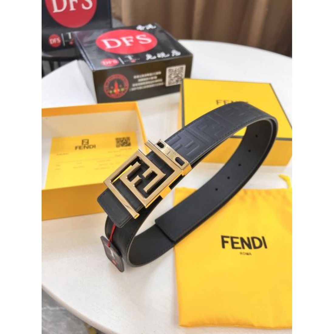 モノグラム型押し FENDI フェンディ コピー レザーベルト ブラックベース FFバックルアクセント モード感漂うデザイン