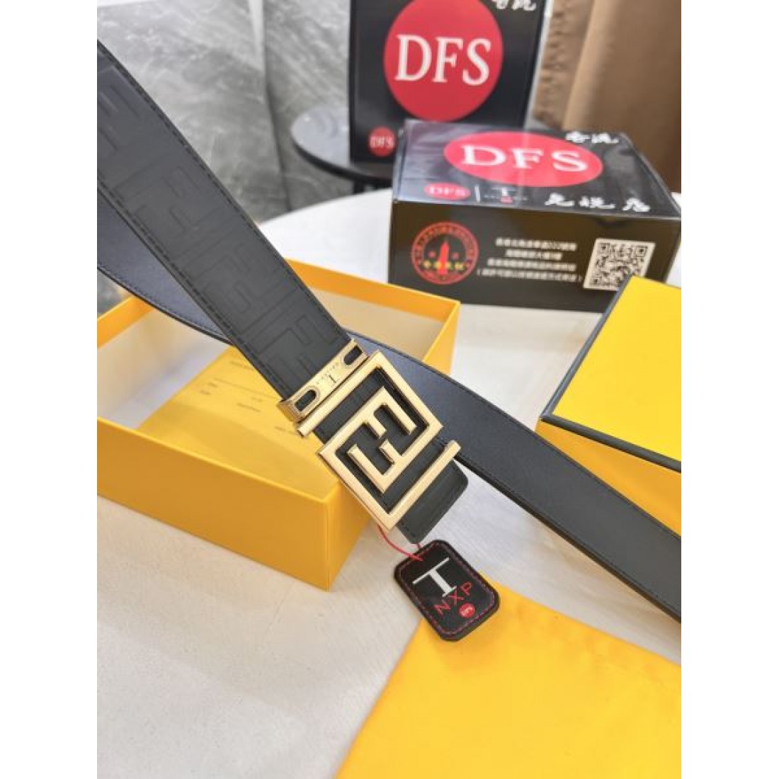 モノグラム型押し FENDI フェンディ コピー レザーベルト ブラックベース FFバックルアクセント モード感漂うデザイン
