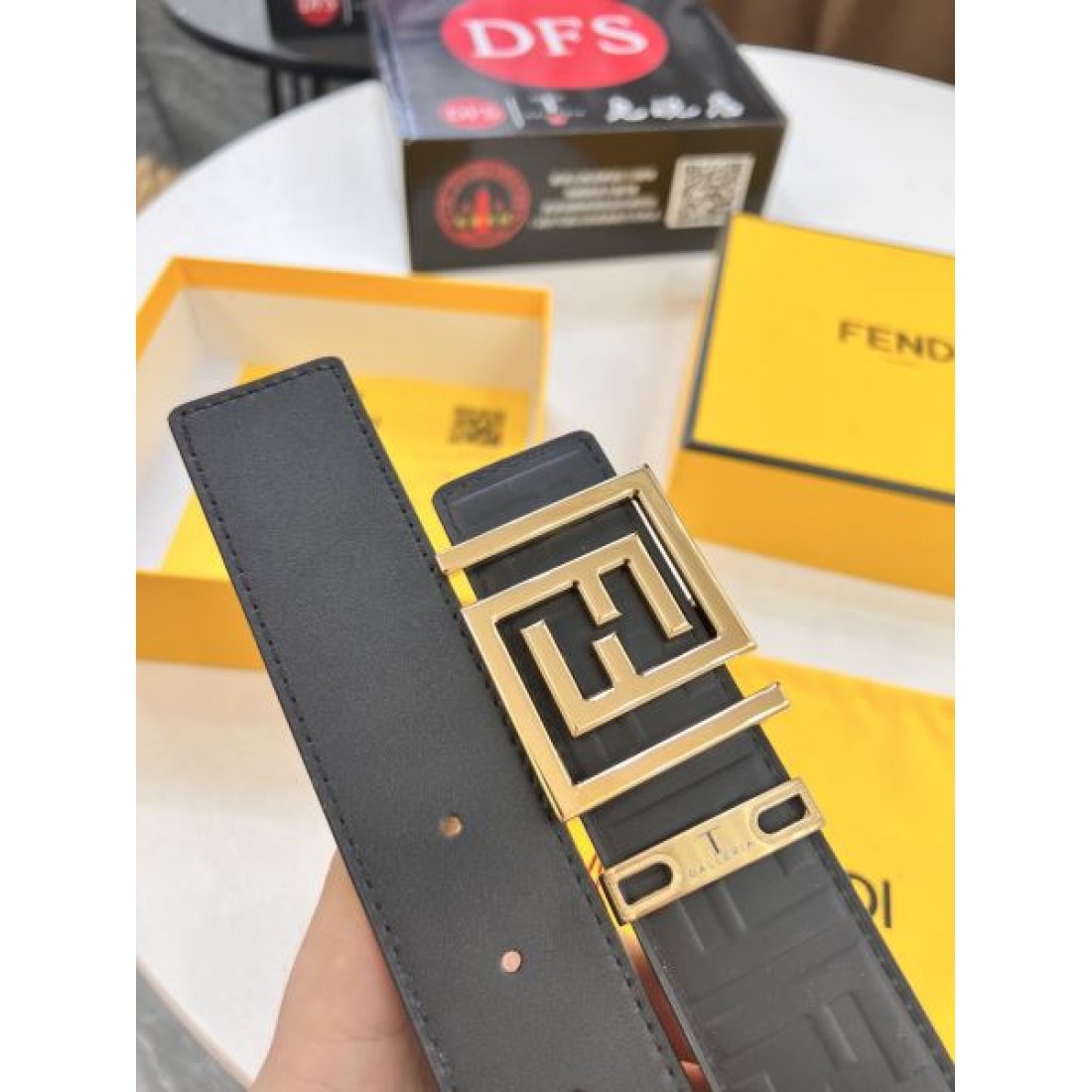 モノグラム型押し FENDI フェンディ コピー レザーベルト ブラックベース FFバックルアクセント モード感漂うデザイン