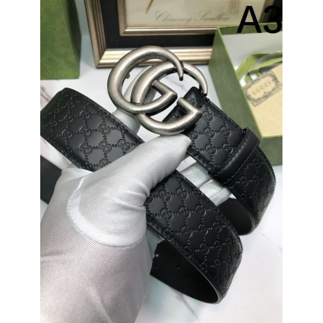 ダブルGバックル GUCCI グッチ コピー ベルト ブラックカラー GGエンボスデザイン シルバーバックル モード感ある仕上がり