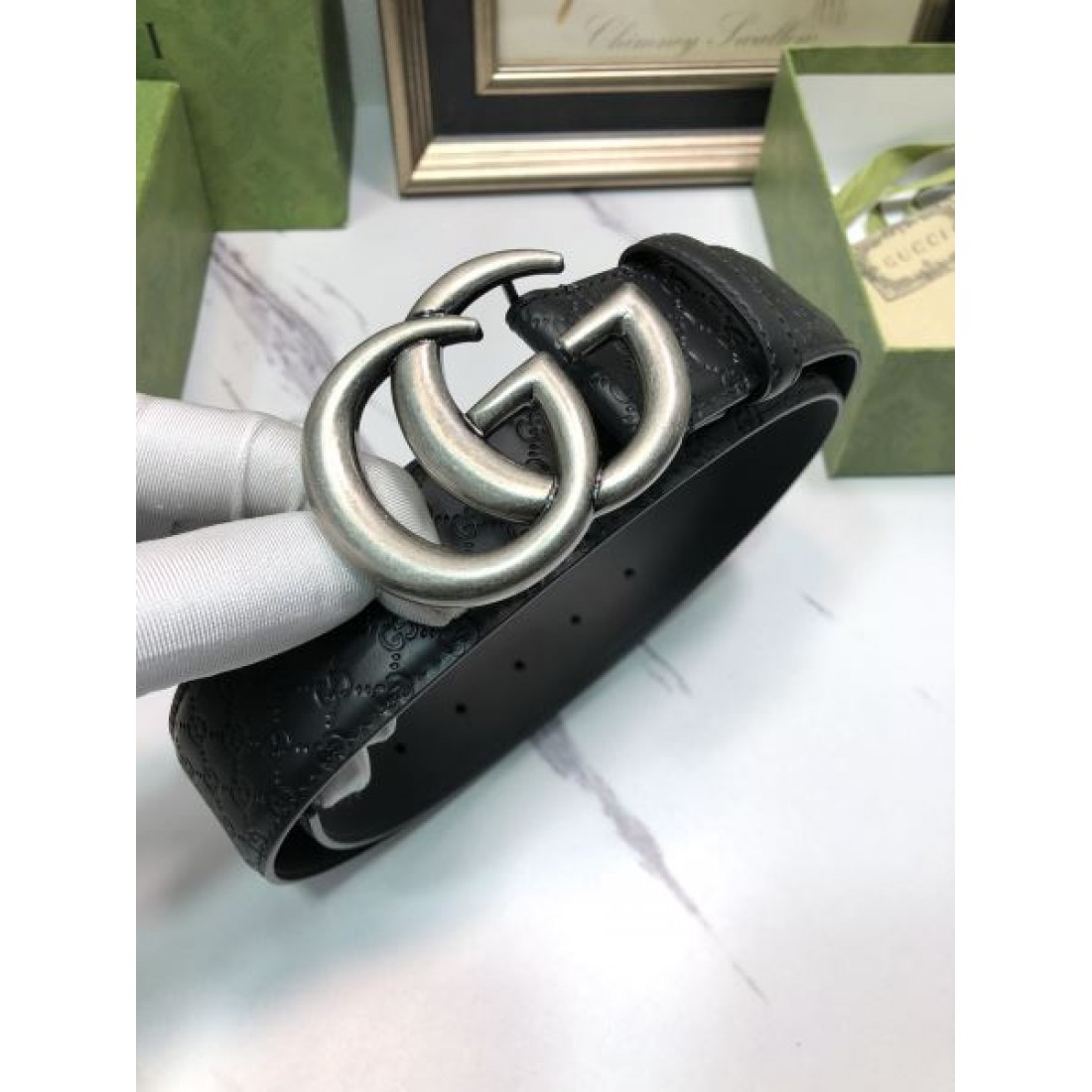 ダブルGバックル GUCCI グッチ コピー ベルト ブラックカラー GGエンボスデザイン シルバーバックル モード感ある仕上がり