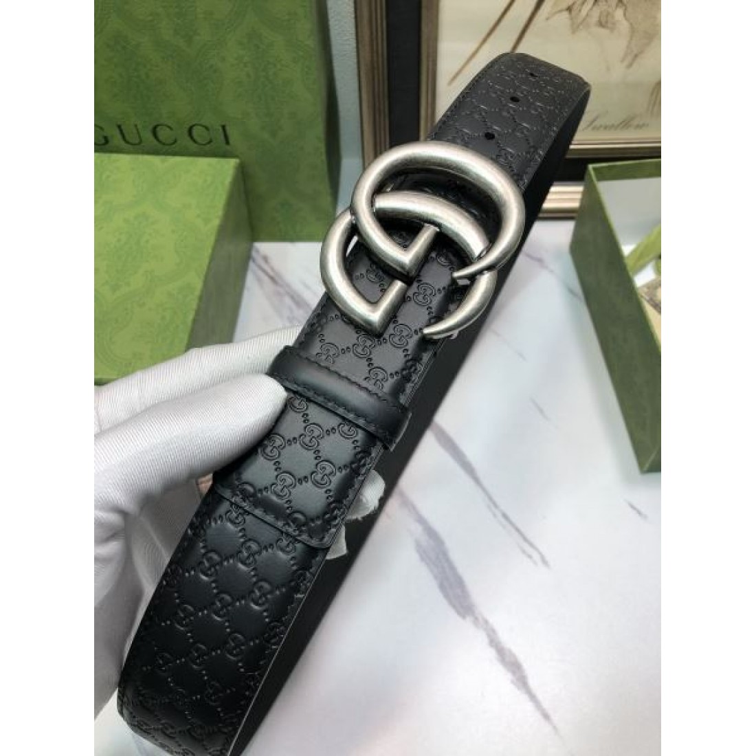 ダブルGバックル GUCCI グッチ コピー ベルト ブラックカラー GGエンボスデザイン シルバーバックル モード感ある仕上がり