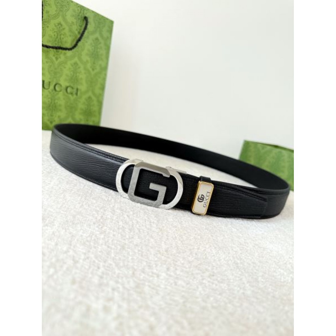 メタルロゴ主張 Gucci グッチ コピー ベルト ブラックレザー 細かなシボ加工 ダブルGバックル シルバートーン金具 存在感ある仕上がり