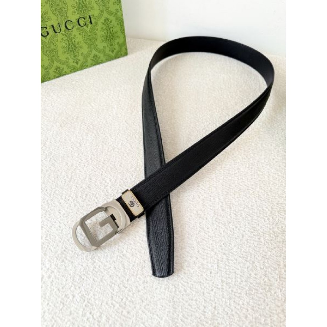 メタルロゴ主張 Gucci グッチ コピー ベルト ブラックレザー 細かなシボ加工 ダブルGバックル シルバートーン金具 存在感ある仕上がり