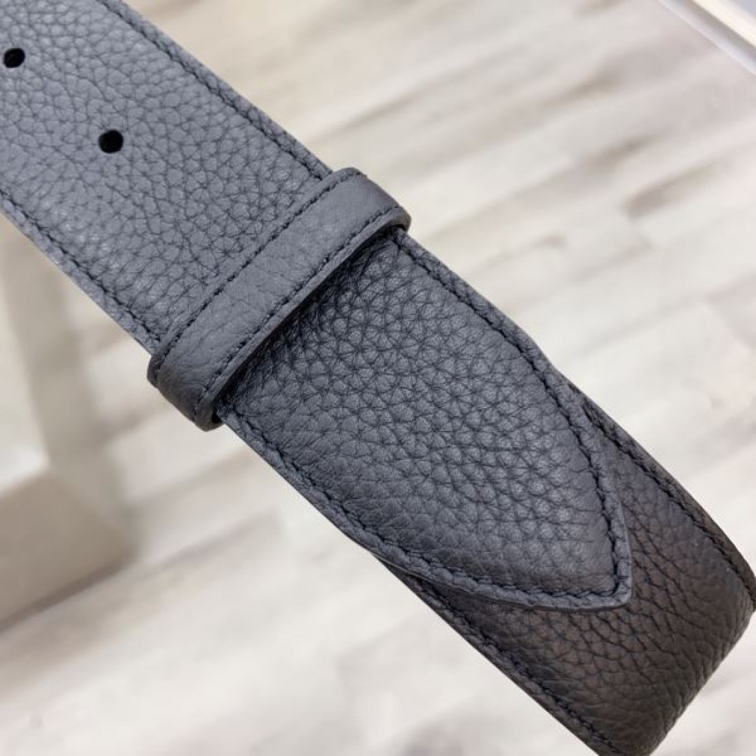 コンパクト設計 Gucci グッチ コピー ベルト ブラックエンボスレザー GGロゴバックル ラウンドフォルム金具 バランス良いシルエット