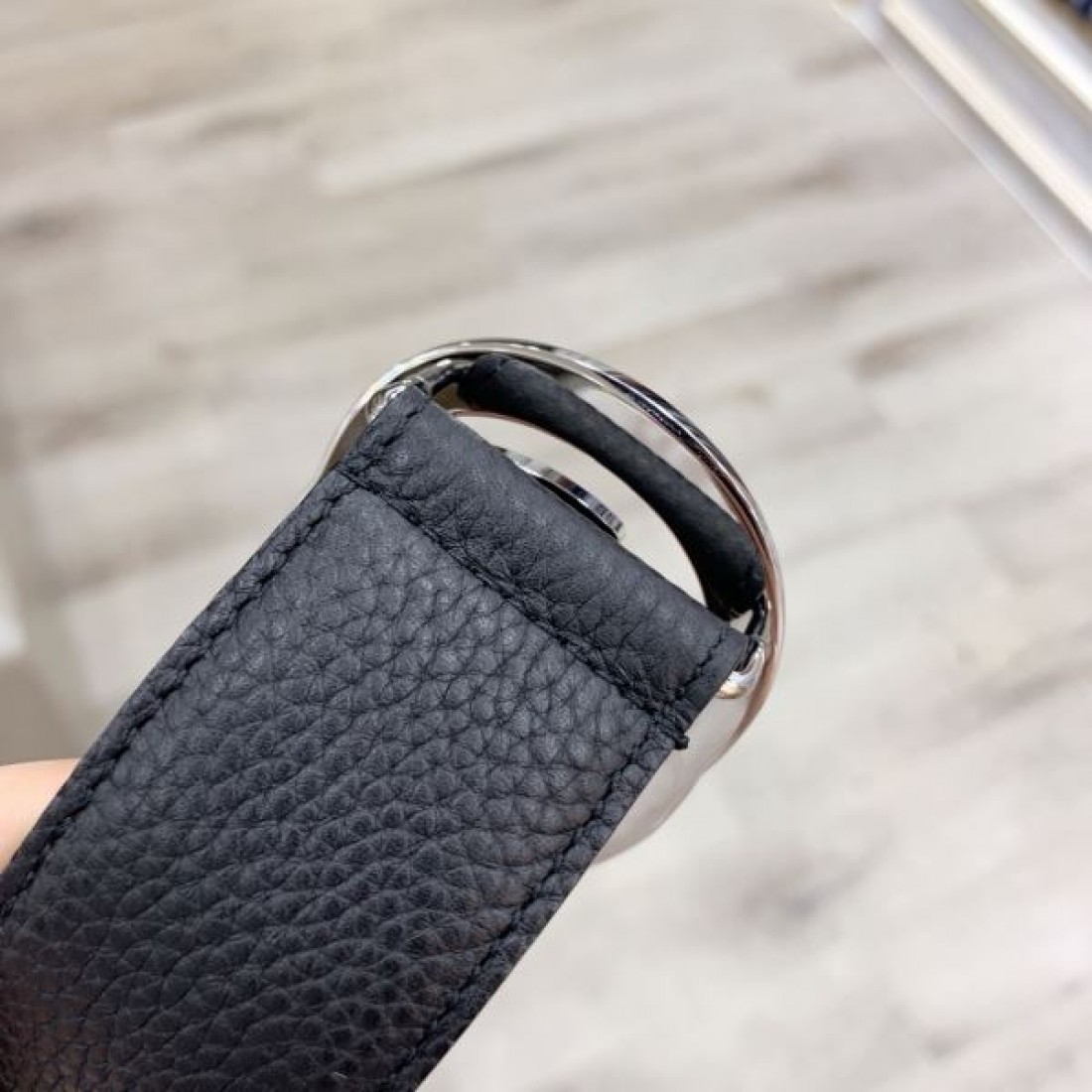 コンパクト設計 Gucci グッチ コピー ベルト ブラックエンボスレザー GGロゴバックル ラウンドフォルム金具 バランス良いシルエット