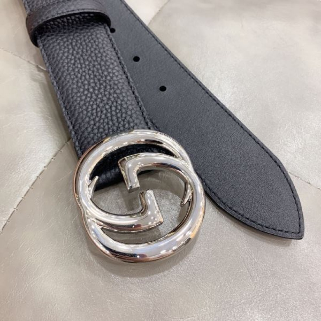 コンパクト設計 Gucci グッチ コピー ベルト ブラックエンボスレザー GGロゴバックル ラウンドフォルム金具 バランス良いシルエット